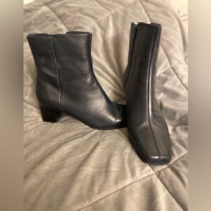 New with tags in the box. 9 1/2 medium dark navy blue nine W. booties.